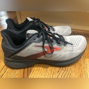 Brooks Men’s Gray and Black with Burnt Orange color Athletic Shoes Sz 8.5